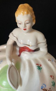 lot 57 image: Beautiful Vintage Figurine Boudoir Jar