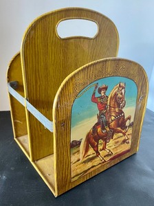 lot 138 image: Vintage Tin Comic Book Holder  Carrier