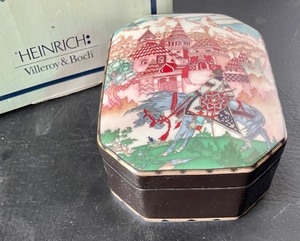 lot 145 image: Villeroy & Boch Heinrich Russian Fairytales Trinket Box