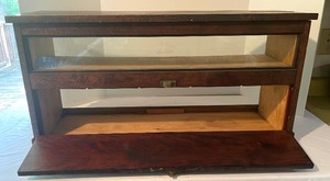lot 250 image: Vintage Display Case with Lower Storage Compartment