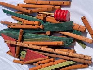 lot 321 image: Vintage Wooden Box Full of Lincoln Logs