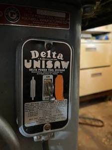 lot 325 image: Delta Unisaw Table Saw