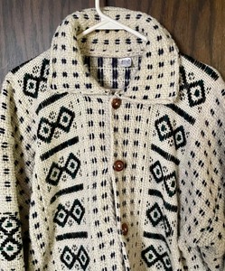 lot 276 image: 100% Wool Sweater from Ecuador