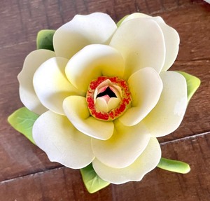lot 423 image: Pretty Floral Decor