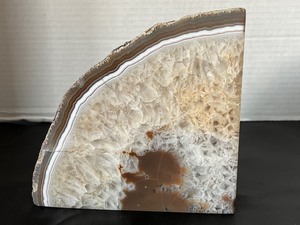 lot 70 image: Beautiful Geode Slice  Geode Bookend