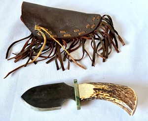 lot 32 image: Hunting  Skinning Knife