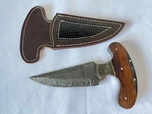 lot 30 image: Hunting  Skinning Damascus Steel Knife