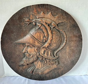 lot 179 image: Vintage Round Carved Knight Figurine Wall Hanging