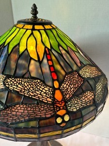 lot 16 image: Stain Glass Dragonfly Motif Table Lamp