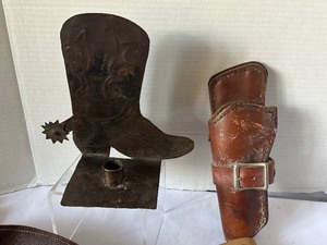 lot 190 image: Vintage Decorative Western Items