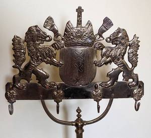 lot 80 image: Vintage Brass Lion Stand