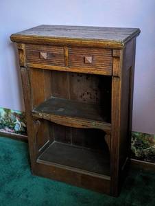 lot 114 image: Petite Arts and Crafts Style Vintage Wood Side TableBookshelf