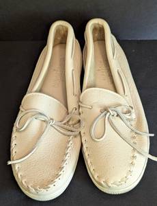 lot 120 image: Mens Cream Minnetonka Moccasins