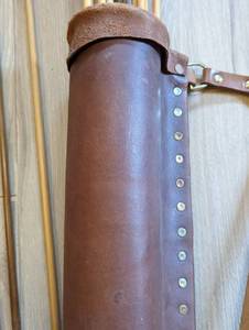 lot 209 image: Al Stohlman Leather Quiver and Assorted Arrows