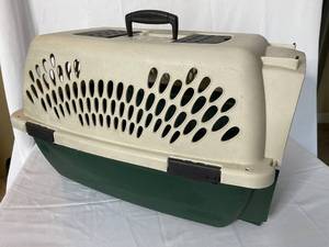 lot 356 image: Pet Kennel  Carrier