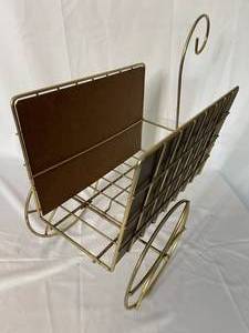 lot 358 image: Retro Wagon Themed Magazine Rack