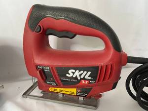 lot 367 image: Skil Variable Speed 3.7 Amp Jigsaw Model 4380 And A Skilsaw 2.5 HP Circular Saw Model 5250