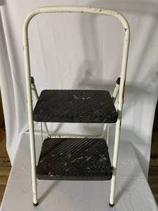 lot 385 image: Cosco 200 Pound Folding 2 Step Stool