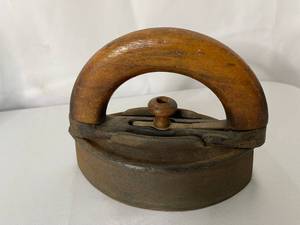 lot 387 image: Vintage Decorative Irons