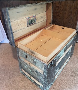 lot 443 image: Terrific Vintage Trunk