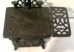 lot 448 image: Vintage Cast Iron Toy Stove by Cresent USA