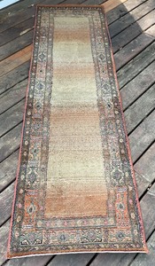 lot 458 image: Charming Carpet Runner Rug