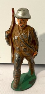 lot 459 image: Trio of Vintage Metal Military Figurines