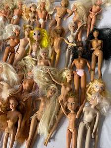 lot 496 image: Large Lot Of Vintage Dolls