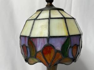 lot 518 image: Stained Glass Desk Lamp