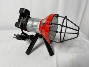 lot 528 image: Husky Multi Purpose Shop Light And Smart Electrician Ten Inch Tall Shop Light