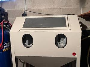 lot 1 image: Sandcarver  Pressure-pot Sandblast System & Air Compressor