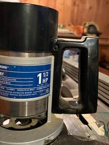 lot 9 image: Black and Decker Router 1  HP