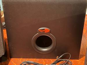 lot 20 image: AVR 154 Harman Kardon Speaker Set