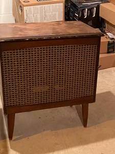 lot 23 image: Marquette Mid-Century End Tables  1 with turntable