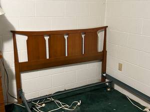 lot 31 image: Antique full Size Bed