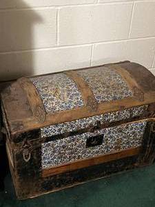 lot 34 image: Small Vintage Trunk and Contents