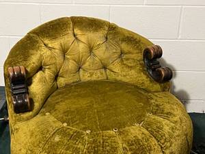 lot 38 image: Antique Round Chair