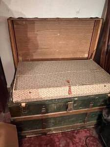 lot 55 image: Large Vintage Trunk with Contents