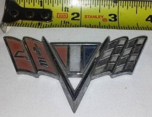 lot 210 image: Vintage Chevy Chevrolet Fender Badge.
