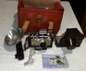 lot 275 image: Argus match- Matic camera with case and accessories.