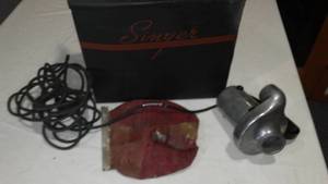lot 302 image: Vintage Singer Vacuum.