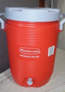 lot 360 image: Rubbermaid 5 Gallon water dispenser.