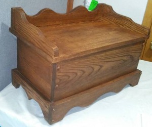 lot 364 image: Oak wood bench chest.