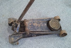 lot 390 image: 20-ton floor jack.