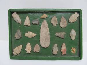 lot 16 image: Group of Early Native American Stone Arrowheads