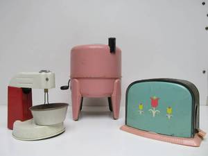 lot 121 image: Vintage Tin Toy Appliances - Wolverine Washer, toaster & Mixer