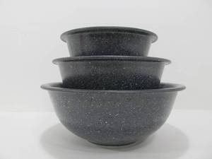 lot 136 image: Very Nice Clean PYREX Granite Nesting Bowl Set