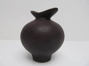 lot 294 image: Mid Century Daga Art Pottery Bulbous Vase 5.25 Tall Signed