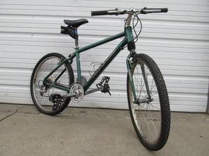 lot 234 image: Nice CANNONDALE F500 Mountain Bike
