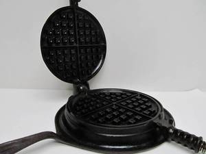 lot 240 image: Excellent Antique GRISWOLD No. 8 Cast Iron Waffle Maker wBase